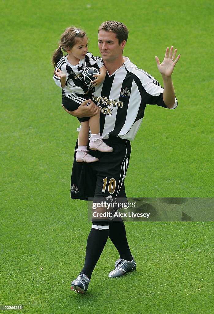 Michael Owen signs for Newcastle United