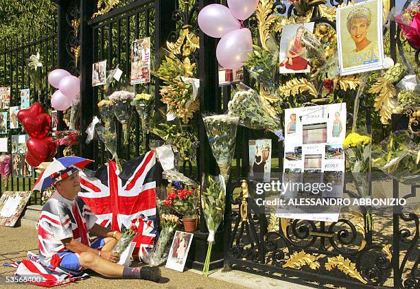 London, UNITED KINGDOM: Fans of the late Diana, Princess of Wales gather outside the gates of Kensington Palace in London 31 August 2005, to mark the...