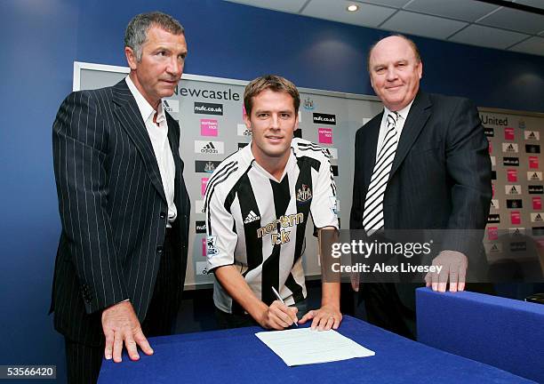 Michael Owen signs for Newcastle United flanked by team manager, Graeme Souness and Chairman, Freddy Shepherd during a press conference at St James'...