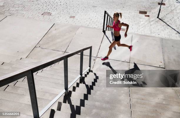 woman running in urban environment - corredora de footing fotografías e imágenes de stock