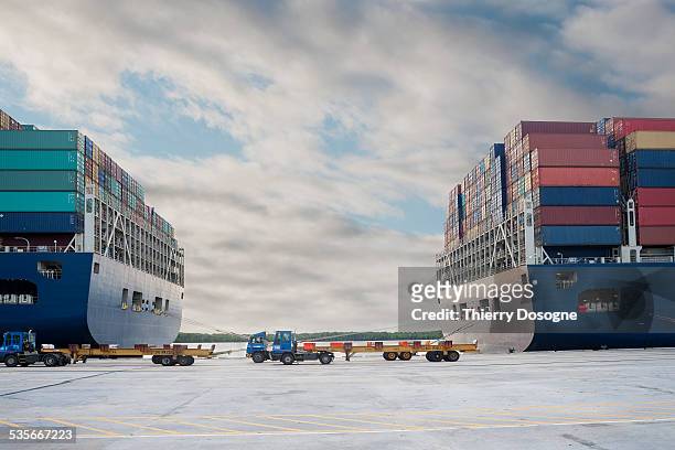 container ship - dock fotografías e imágenes de stock