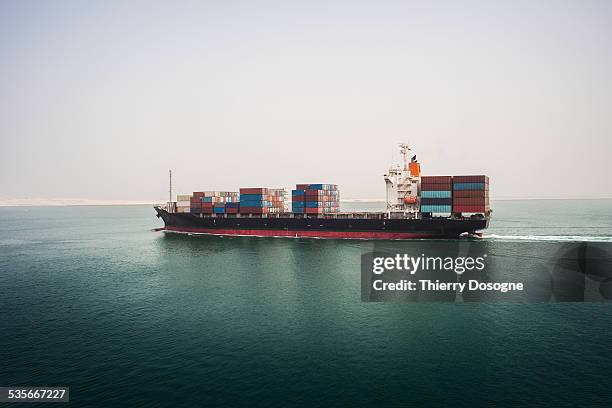 container ship - suezkanaal stockfoto's en -beelden