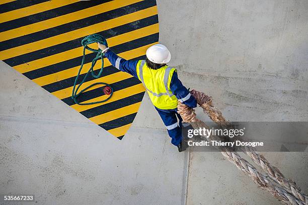 worker on container ship - dock worker stockfoto's en -beelden