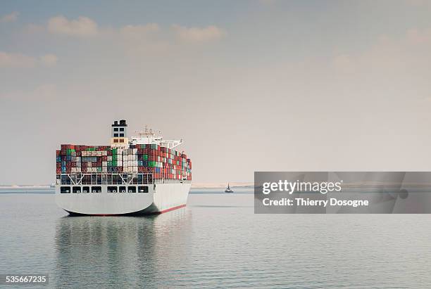 container ship - suezkanaal stockfoto's en -beelden