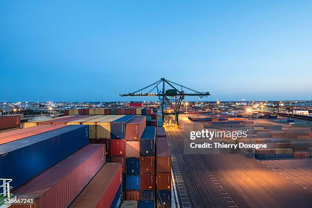 zeebrugge port. belgium - scheepvaart stockfoto's en -beelden