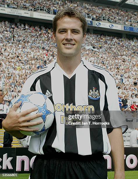 Michael Owen poses after signing for Newcastle United at St James' Park on August 31, 2005.