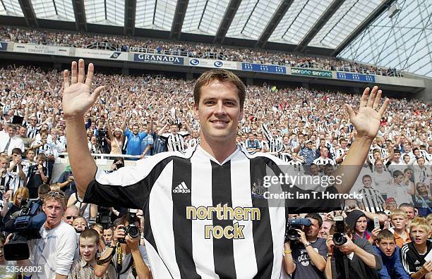 Michael Owen poses after signing for Newcastle United at St James' Park on August 31, 2005.