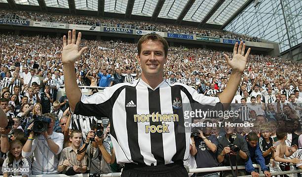 Michael Owen poses after signing for Newcastle United at St James' Park on August 31, 2005.