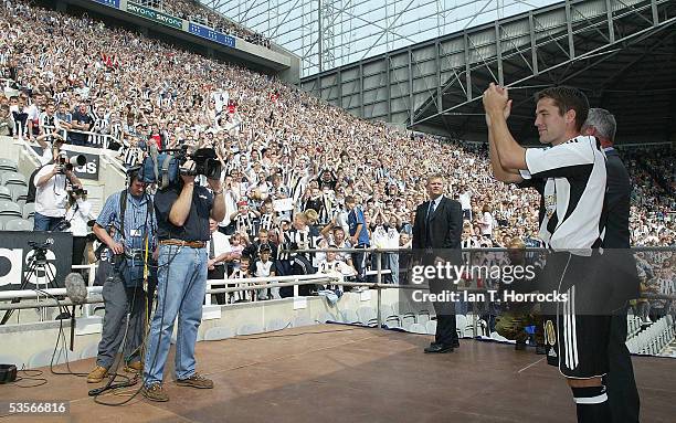 Michael Owen appluads fans after signing for Newcastle United at St James' Park on August 31, 2005.