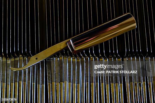 One Side Sharpened Razorblade Razorknifes Photos and Premium High Res Pictures - Getty Images