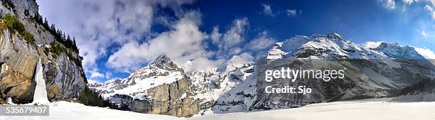 alpes suisses panorama de cascade gelée - lac-oeschinensee photos et images de collection