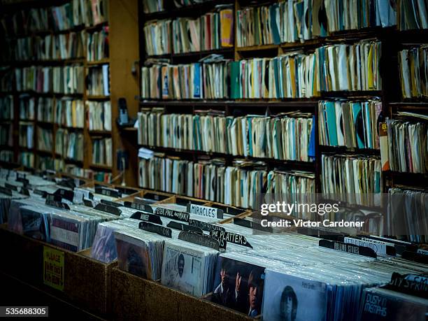 vinyl record store - plattenladen stock-fotos und bilder