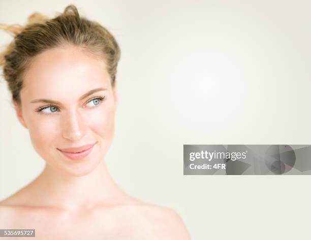 cute woman smiling into copy space - huidkleurig stockfoto's en -beelden