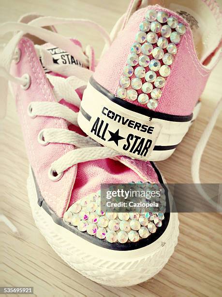 diamant converse all-star-trainer - pink shoe stock-fotos und bilder