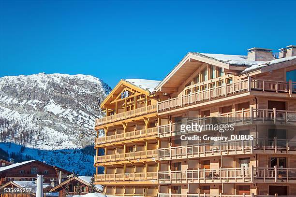 chalet de lujo grande de los alpes - savoy hotel fotografías e imágenes de stock