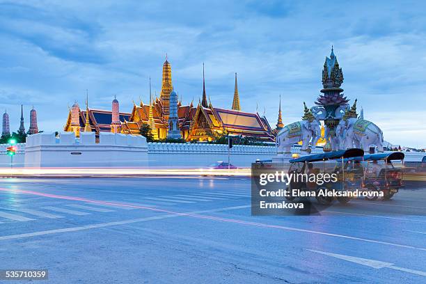 tuk-tuk near grand palace, bangkok - auto riquexó imagens e fotografias de stock