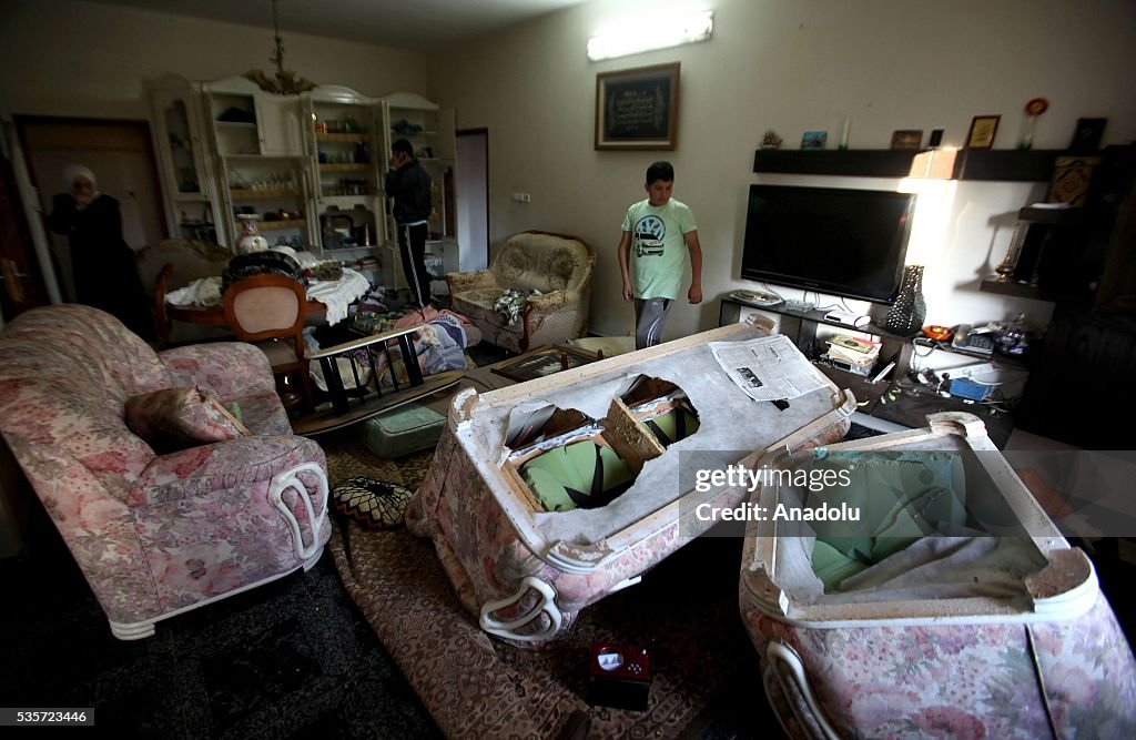 Israeli soldiers storm over Palestinians' houses in Nablus