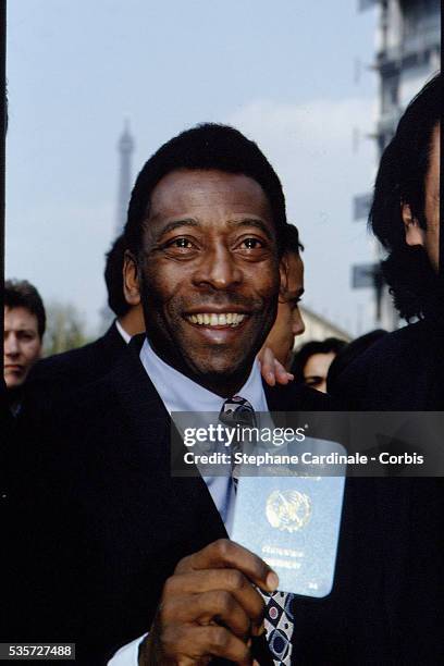 Pelé et son passeport d'ambassadeur.