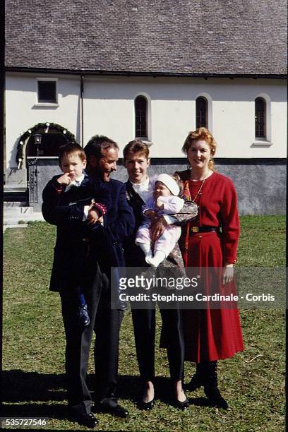 La Duchesse d'York avec le moniteur de ski Bruno Sprecher, Mme. Sprecher, leur fils Martin et Mélanie.