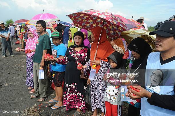 Lapindo mudflow victims pray and sow flowers during the tenth anniversary of the Lapindo mudflow eruption on May 30, 2016 in Sidoarjo, East Java,...