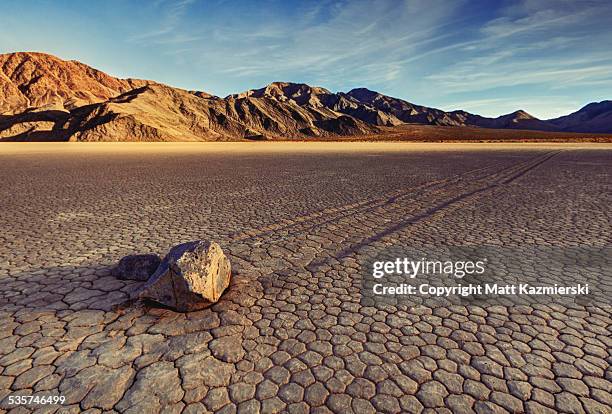 sailing stones of death valley - death valley stock-fotos und bilder