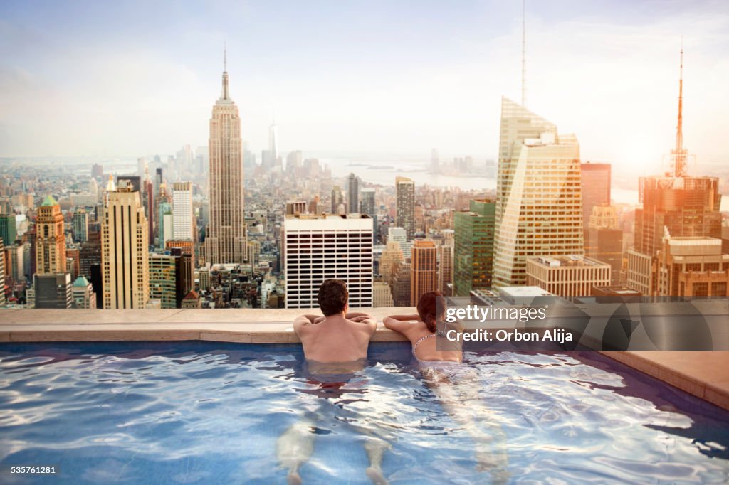 Pareja descansando en el último piso del hotel