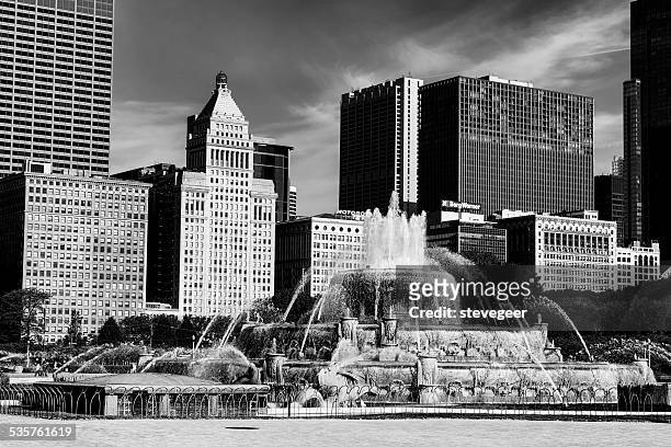 fountain in grant park, chicago - buckingham fountain stock pictures, royalty-free photos & images