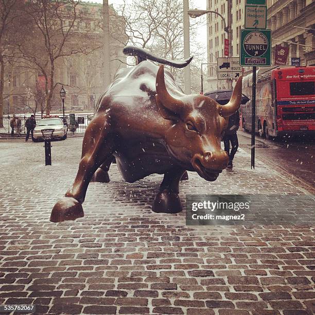 charging bull of wall street - wall street stockfoto's en -beelden