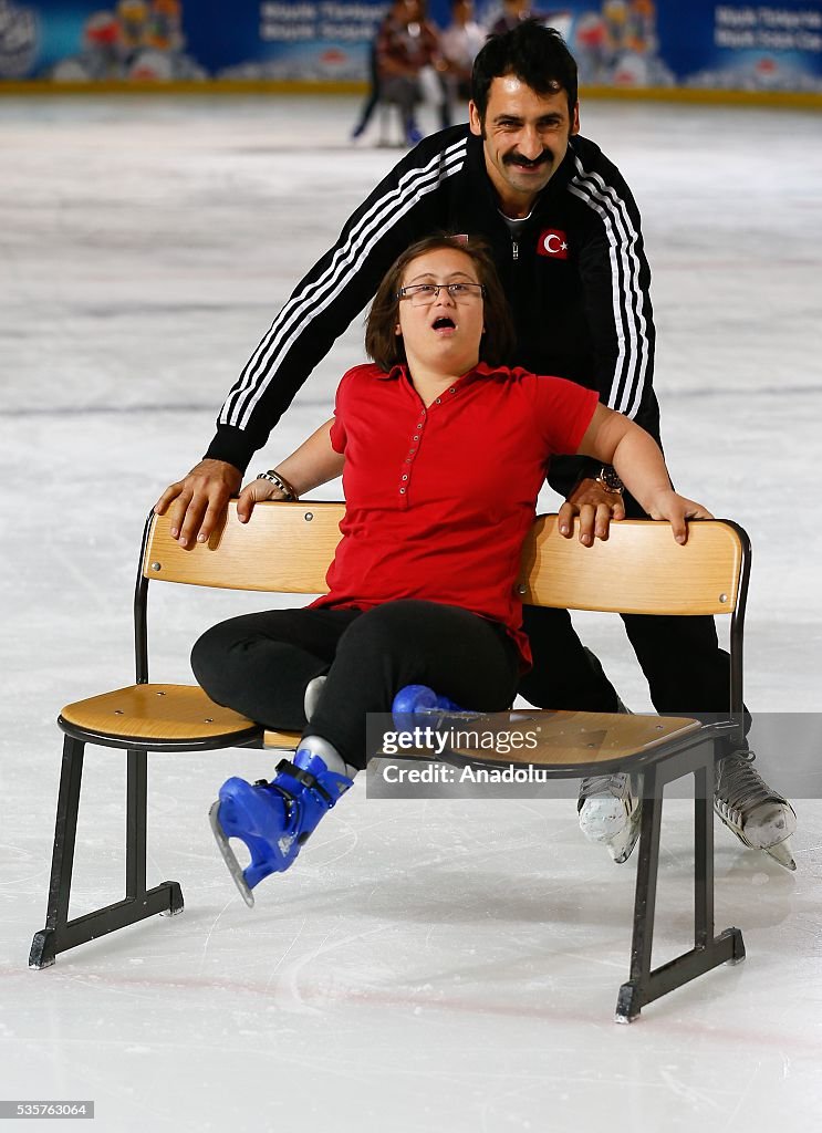 Disabled people try to learn ice skating in Izmir