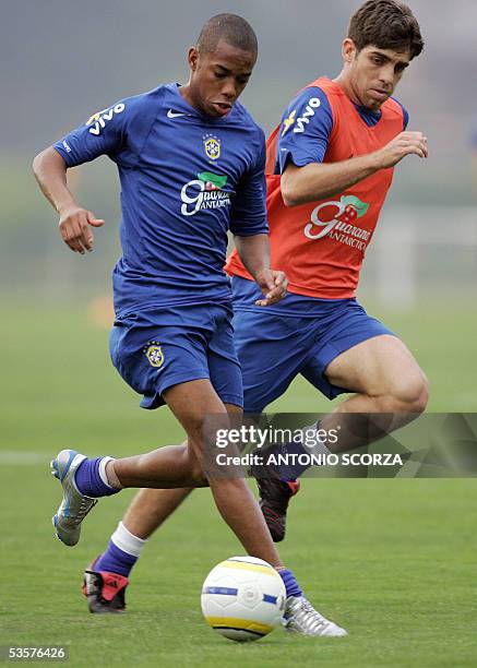 Brazilian footballers Robinho and Juninho Pernambucano vie for the ball during a training session 31 August in Teresopolis, 150Km north of Rio de...