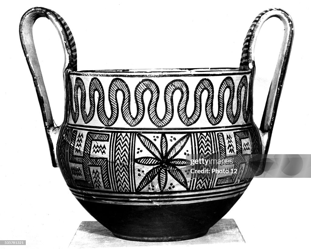 Archaic Pattern Archaic Mycenean pottery. Geometric pattern with swastika, Antiquity ...