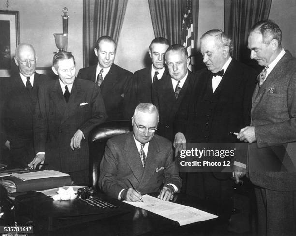 Marshall plan, President Truman signs the Economic Assistance Act, a program for the reconstruction of Europe. , April 19 Etats-Unis, National...