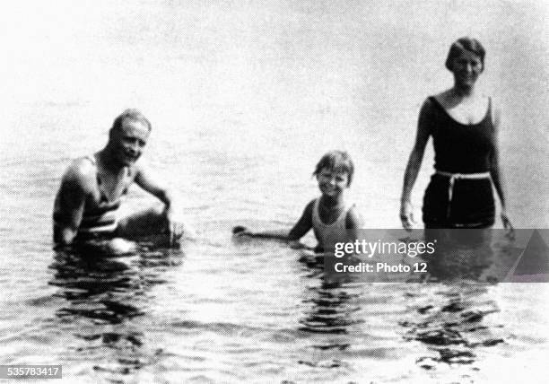 Scott Fitzgerald, Zelda and Scottie at Antibes, , France,, Paris. Centre Benjamin Franklin.