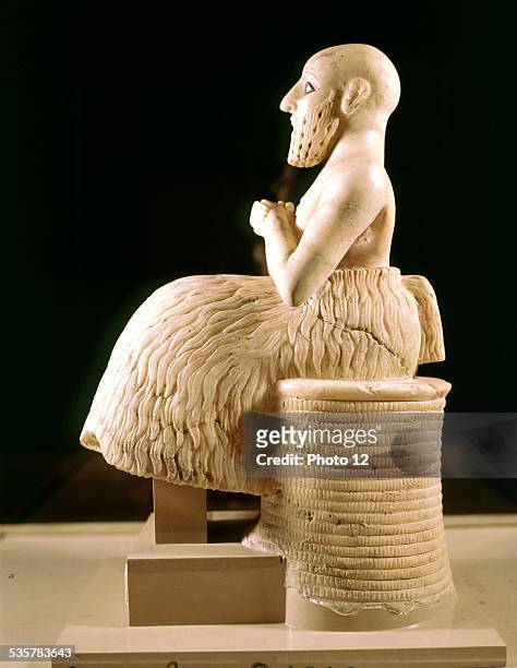 Statue de l'intendant de Mari, Ebih-Il, Sculpture découverte dans le temple d'Ishtar, 3e millénaire av. JC, Albâtre ,, Paris, musée du Louvre.
