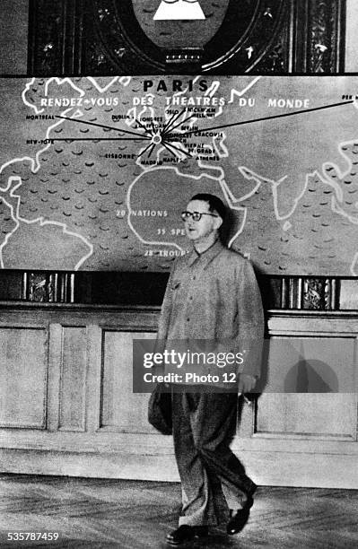 Bertold Brecht in Paris, at the Nations Festival, 20th century, France, Paris. Bibliothèque nationale, .