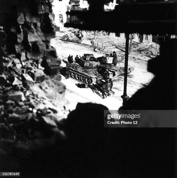 Budapest, Russian soldiers waiting next to their tanks before charging at the crowd, Hungary - Hungarian uprising of 1956, National Archives -...