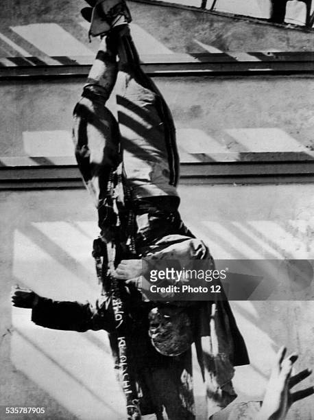 Milan. Mussolini hanging by his heels in Piazza Loretto, April 28 Italy, London - Imperial War Museum, .