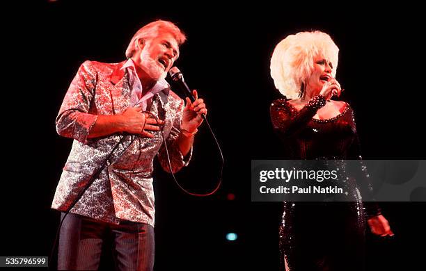 American musicians Kenny Rogers and Dolly Parton perform a duet at the Rosemont Horizon , Rosemont, Illinois, March 30, 1986.