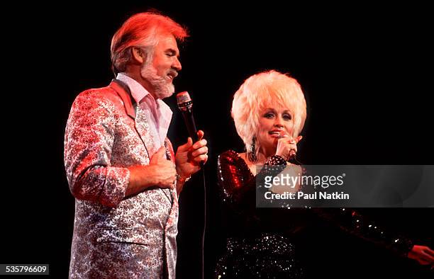 American musicians Kenny Rogers and Dolly Parton perform a duet at the Rosemont Horizon , Rosemont, Illinois, March 30, 1986.