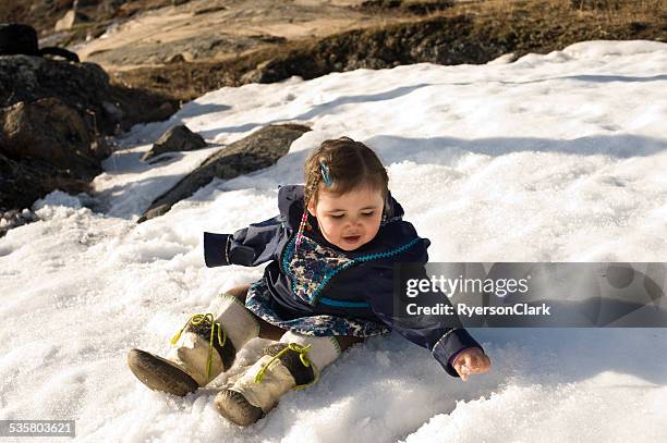inuit/a figlio/a nella neve, isola di baffin, nunavut, canada. - inuit foto e immagini stock