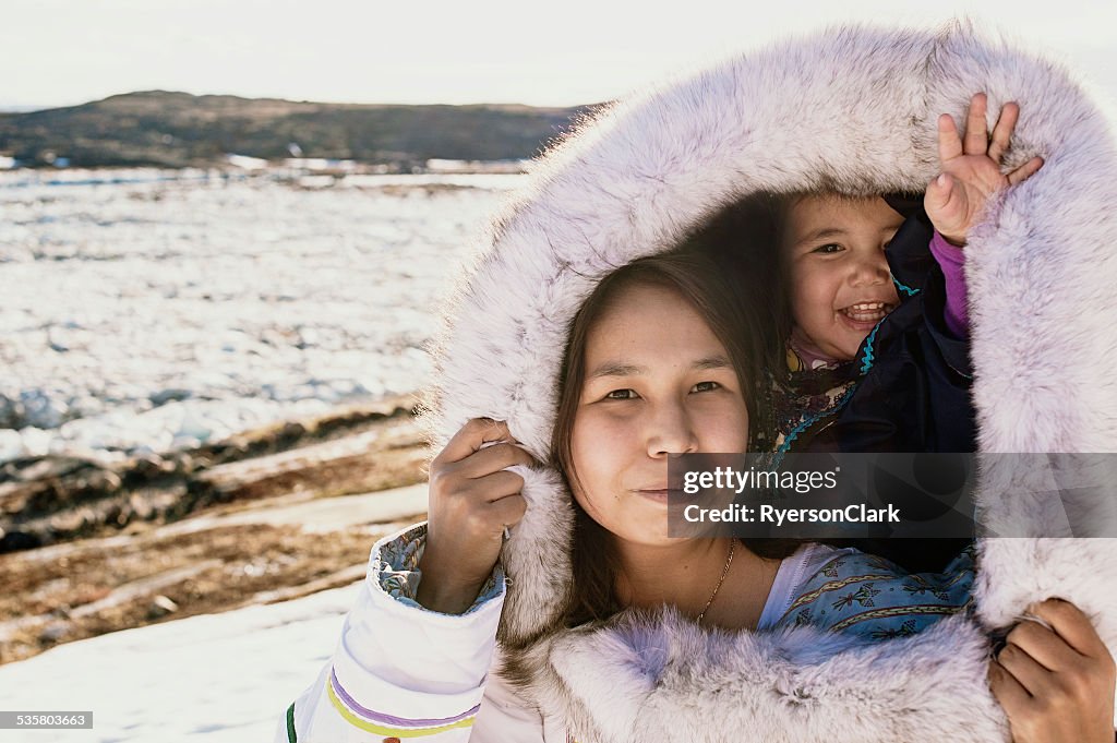 Eskimo Mutter und Tochter auf Baffin Island, Nunavut, Kanada.