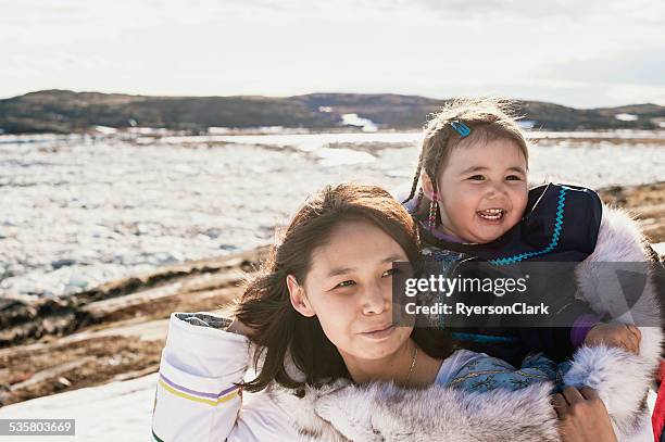 inuit madre e figlia sull'isola di baffin, nunavut, canada. - inuit foto e immagini stock