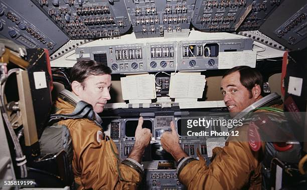 John Watts YOUNG and Robert Laurel CRIPPEN in COLUMBIA 's cockpit, Launch: 12 Avril 1981.