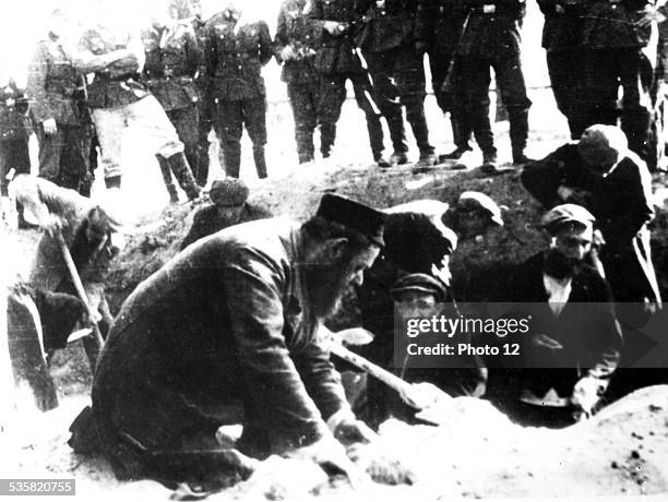 Jewish people digging their own grave, before being executed, under the German officers' eyes, Second World War, World War II, Paris. Bibliothèque...