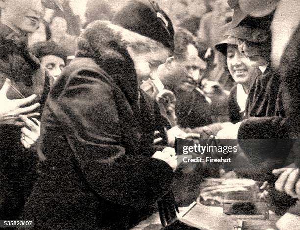 The wife of the Duce Rachele Mussolini gave her wedding ring during the ceremony at the monument of the Altar of the Homeland. Gold to the homeland...