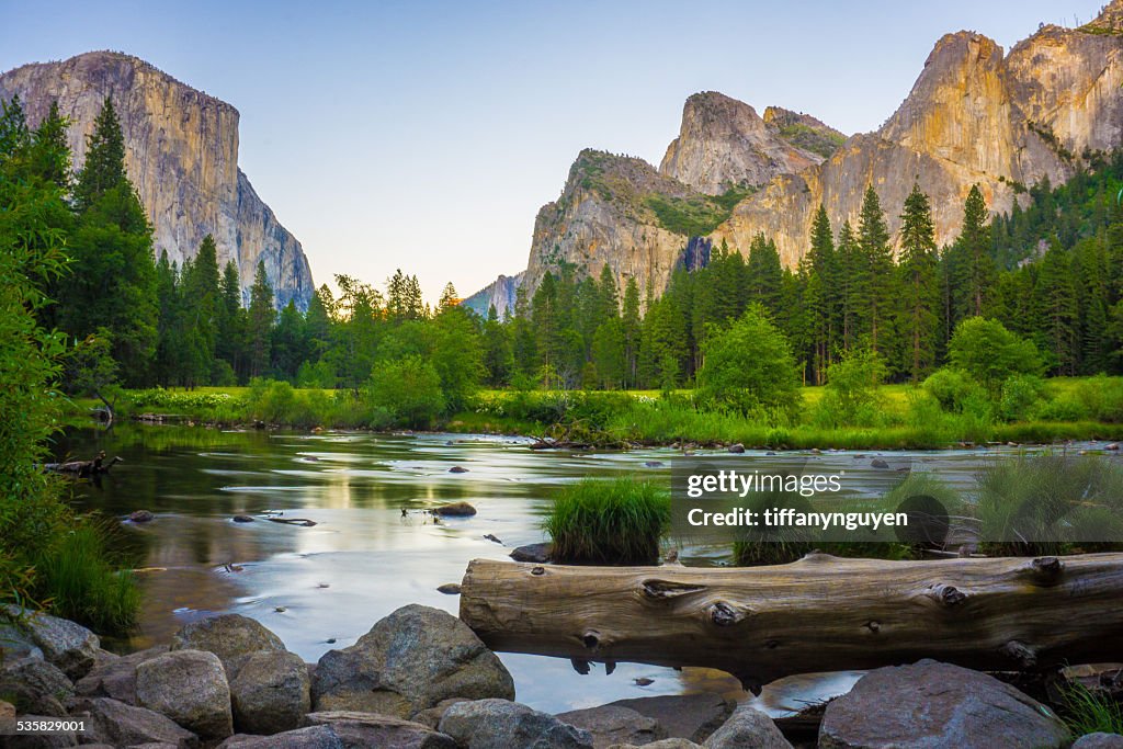 USA, California, Valley view at Yosemite National Park with El Capitan and Bridalveil Falls behind Merced River