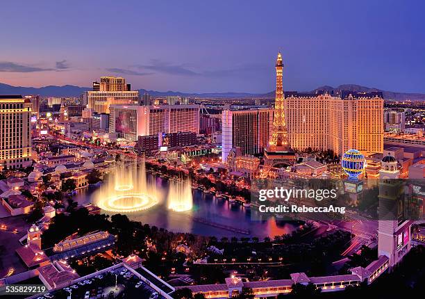 city skyline at night with bellagio hotel water fountains, las vegas, nevada, america, usa - las_vegas fotografías e imágenes de stock