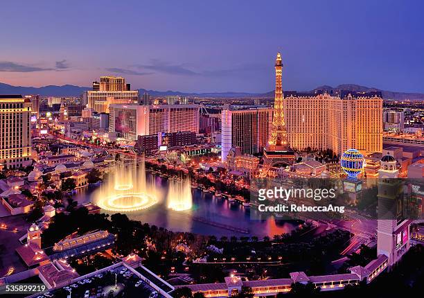 city skyline at night with bellagio hotel water fountains, las vegas, nevada, america, usa - strip photos et images de collection