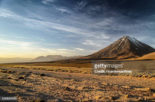 chile, san pedro de atacama, licancabur volcano at sunset - composizione orizzontale foto e immagini stock