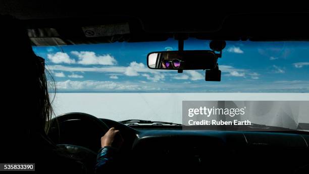 woman driving an off road car in the uyuni salar flat - bolivia photos et images de collection